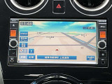 日産純正メモリーナビ(MC314D-W)装備、3D交差点拡大や事故多発地点表示などナビ機能の向上と、USB接続・DVD再生等の音楽機能も充実。