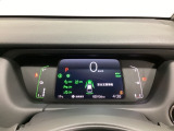 デジタル表示のスピードメーターとタコメーター、燃費やオドメーターなどの表示の他に、ホンダセンシング機能などの表示もできる多機能なマルチインフォメーション・ディスプレイです。