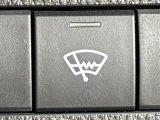 【ウインドシールドデアイサー】スイッチを押すと、ワイパーの部分の電熱線が温まります!ワイパーに付着した雪や氷をガラスに貼った熱線で除去することができる便利機能です!