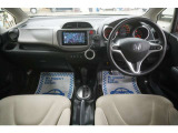 運転にかかわる様々な操作を安全に行えるように視点移動が少なく、操作性に配慮されたスイッチ類が凝縮されたコクピットです。