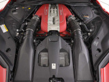 800馬力(カタログ値)を発揮するV12自然吸気エンジンをフロントミッドに搭載しております。