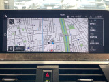 BMWのナビゲーションは操作性も良く、詳細な地図情報と交通状況を見やすく表示し、快適なドライビングをサポートしながら目的地までナビゲートします。