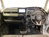 車内は光触媒抗菌消臭施工済です。インパネ周りはスタイリッシュなデザインで機能や装備も充実しています。グローブボックスやカップホルダーのほかにトレーなどたくさんの収納スペースが付いています。