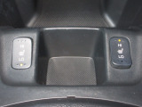 運転席&助手席シートヒーターが付いてます。寒い冬でもスイッチONで座面をあたたかくして、ドライブをさらに快適にしてくれます。HIとLOの2段階に温度設定が可能です。