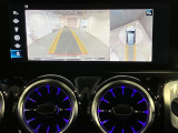 【全方位型モニター】クルマを上空から見下ろしているかのように、直感的に周囲の状況を把握できる全方位型モニター。狭い場所での駐車でも周囲が映像で確認できます。