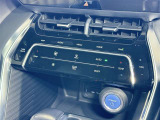 【オートエアコン】「AUTO」スイッチを押すだけで、冷暖房の切り替えや風量、吹き出し口の調整などを自動で行います。