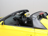 【オープンカー】ルーフを開けて走れば普通の自動車では味わうことのできない開放感を得ることができます。 自然が豊かな場所で走れば、心地よい風や自然の匂いなどを感じることができるといえます。