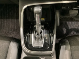 「e:HEV」は、モーター走行を中心にしながら電気エネルギーやエンジン動力を最も効率よく使い分けることができる賢いハイブリッドシステムです。サイドブレーキはスイッチ操作の電子制御パーキングブレーキです