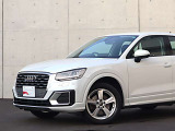 ●Audiが最初に採用したLEDポジショニングランプ。シャープなラインで昼間でも点けていたいと思うほど上品でオシャレです。夜間走行時はさらに目立ちます!