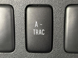 「アクティブトラクションコントロール(A-TRC)」悪路でタイヤが空転した時に、自動でブレーキ制御をして駆動力を地面に伝えやすくする機能です!あるのと無いのでは安心感が違います!