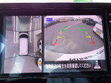 クルマを真上から見下ろしているかのような映像によって、車庫入れや縦列駐車などの駐車時に、自車と駐車位置の関係をひと目で確認でき、スムースな駐車をサポートします。