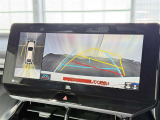 【バックガイドモニター】車両後方の映像をナビ画面に表示し、駐車などの後退操作をサポートします。