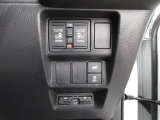両側電動スライドドア。荷物で手が塞がる時など簡単にドアの開閉が出来ます。何より力いらずで開閉OK。女性やお年寄りにも優しい。電動機能はOFFにもできますから元気なお子様の駆け出しも安心。