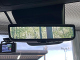 【デジタルインナーミラー】後席の大きな荷物や同乗者で後方が確認しづらい時でも安心!カメラが撮影した車両後方の映像をルームミラー内に表示。クリアな視界で状況の確認が可能です!