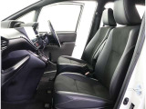 シックな色使いの運転席周りですね。すっきりとしたデザインで上品な色使いです。居心地の良い運転席長く座ってられるリラックスできるデザインがいいですね。