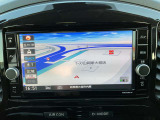 通信ユニット内蔵の日産純正メモリーナビ(MM319D-W)装備、音声対話検索やスマホアプリと連動などに対応した高機能ナビ。