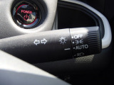 オートヘッドライト標準装備です。車外の明るさに応じて自動的にヘッドライトの点灯・消灯をしてくれます。トンネルの出入り口などで活躍してくれます