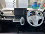 【インテリア】足元広々インパネシフト♪運転席から助手席への移動もラクラク♪運転席・助手席SRSエアバッグとSRSカーテンエアバッグ、フロントSRSサイドエアバッグ、6つのエアバッグを装備で安全装備充実