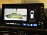 リバースギアに入れるだけで後方の表示へ切り替わります。夜間や雨の日の駐車も楽になりますよ。