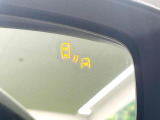 【ブラインドスポットモニタリング】走行中、ドアミラーの死角になりやすい箇所に後続車が接近するとサイドミラー付近に警告を表示、ドライバーに注意喚起をしてくれます。