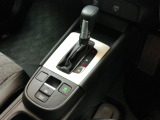 点検整備の待ち時間はカフェのようなおしゃれな空間でお待ちいただけます。フリードリンク制となっておりますので、お好きなものをお召し上がりください。