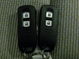 スマートキー付!キーを取り出さなくてもドアロックの施錠・開錠、エンジンの始動が出来ます!雨の日や荷物の多い日にとても便利ですね♪