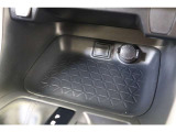 USB充電器や様々な電気製品の電源供給ポートとしてアクセサリーソケットを装備しています。手前には収納はもちろん、充電中のスマホなどの置き場に便利なトレイも備えています。