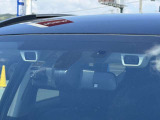 【アイサイトVer3】前方の車両等を検知し、衝突しそうな時は警報で注意を促し、ブレーキを踏む力をサポート。ブレーキを踏めなかった場合は衝突被害軽減ブレーキが作動、衝突回避をサポートします。