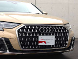 ●一目でAudiとわかる特徴的なシングルフレームグリル・LEDランプ。精悍なフロントマスクからAudiのスマートで上品なブランドを連想させてくれます。女性にも大変ご好評頂いております。