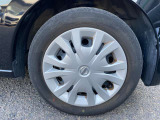 スチールホイールに純正ホイールキャップ装着の画像です。タイヤサイズは155/65R14。