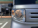 【LED・HIDヘッドライト】 ハロゲンヘッドライトに比べて大光量で、遠方視認性を向上させてくれる為、悪天候や夜間の運転をより安全にサポートしてくれます