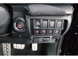キーレスアクセス&プッシュスタート。アクセスキーを携帯して運転席か助手席のドアハンドルの内側に触れるだけで開錠 ドアハンドルのセンサーに触れて施錠