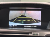 リバースギアに入れるだけで後方の表示へ切り替わります。夜間や雨の日の駐車も楽になりますよ。