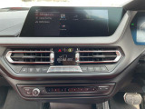 【アップルカープレイ】iPhoneがBMW車両とワイヤレスで接続されます。Apple CarPlayでは、オーディオストリーミングやメッセージングアプリがディスプレイに表示されます。