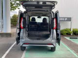 ラゲッジルーム下にエアポンプ・パンク修理剤・車載工具などがあります。