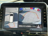 上空から見下ろしているかのような映像をディスプレイに映し出し、スムースな駐車をサポートします。画面は「トップビュー」のほか「サイドブラインドビュー」への切り換えが可能。ますます安心です