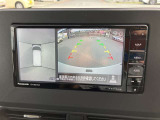 【全方位カメラ】車を真上から見たように映し出し、周囲の状況をしっかり確認!駐車や狭い道も安心して運転できます♪