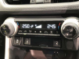 運転席、助手席別々に温度設定ができるデュアルエアコン装備です。男性が暑いと感じても、女性は寒いと感じる、そんな時の車内温度を別々に調節できるので、ストレスなくドライブをお楽しみいただけます。