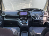 運転席周りになります。内装色はブラックです。