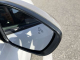 ブラインドスポットモニター付きですので死角に車両がいるとオレンジに光って知らせてくれます。