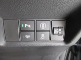 パーキングセンサーや横滑りを防ぐVSA等のスイッチ類は運転席の右側、手の届きやすい位置にあります。