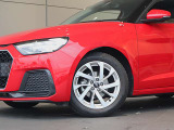 ●一目でAudiとわかる特徴的なシングルフレームグリル・LEDランプ。精悍なフロントマスクからAudiのスマートで上品なブランドを連想させてくれます。女性にも大変ご好評頂いております。