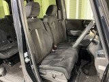 乗降がしやすい運転席。高さが調節できて小柄な方でもベストポジションをとることができます。