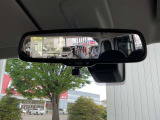 ルームミラーでアラウンドビューモニターの画像が確認出来ます。