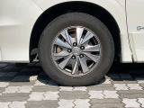 純正アルミホイール。タイヤサイズは195/65R15です。