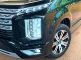 【LEDヘッドライト】悪天候や夜間走行時も良好な視界を確保し安心して運転できる高輝度LEDヘッドライトを装備!点灯速度が早く、消費電力も抑えられています。