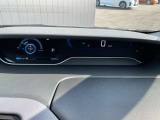 e-POWER専用メーターはモーター出力、エネルギーフロー表示、各種燃費表示機能、バッテリー残量、オド・ツイントリップメーター、デジタル時計、航続可能距離、サービスインターバルなどが表示されます。