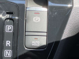 電動ブレーキ&オートホールドでブレーキ力を自動でキープ信号待ちなどの停車時に、ブレーキペダルを踏み続けていなくても自動的にブレーキ力がキープ。ペダルを踏み続けることによる足の疲れを緩和します。