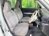 運転席まわりには十分なスペースがあり、大柄な方でもゆったり運転していただける環境です。