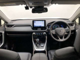 シンプルながら機能性あふれる運転席廻りです。視界性もよく、運転しやすいですよ。